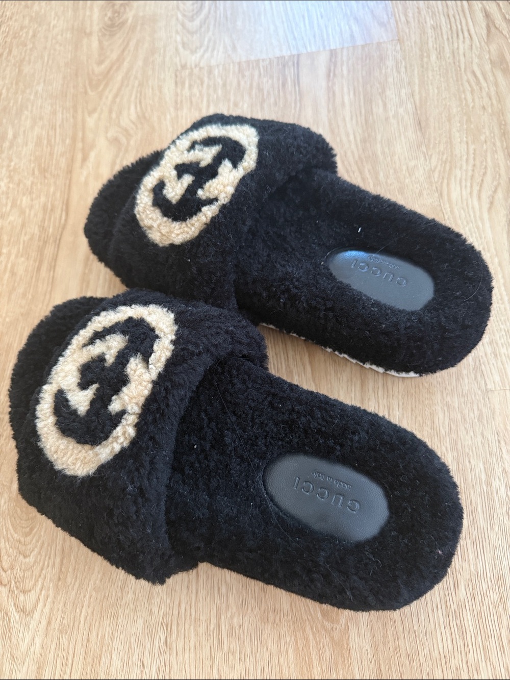 Gucci Black and Cream Shearling Logo Slide Sandals - Picture 4 of 6